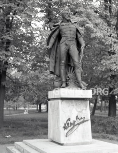 Statue of General Klapka.