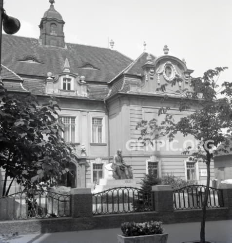 Podunajské múzeum v Komárne - Socha maďarského spisovateľa Móra Jókaiho.