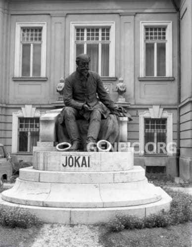 Statue of the Hungarian writer Mor Jokai.