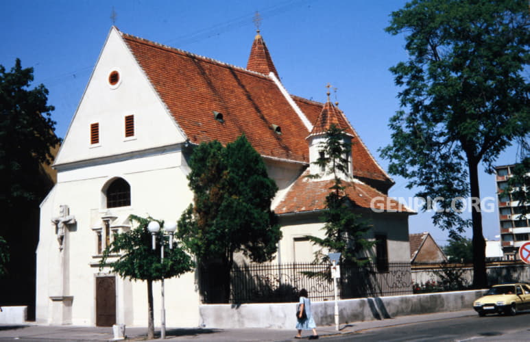 Rímskokatolícky (gotický) kostol svätej Heleny zo 14. storočia.