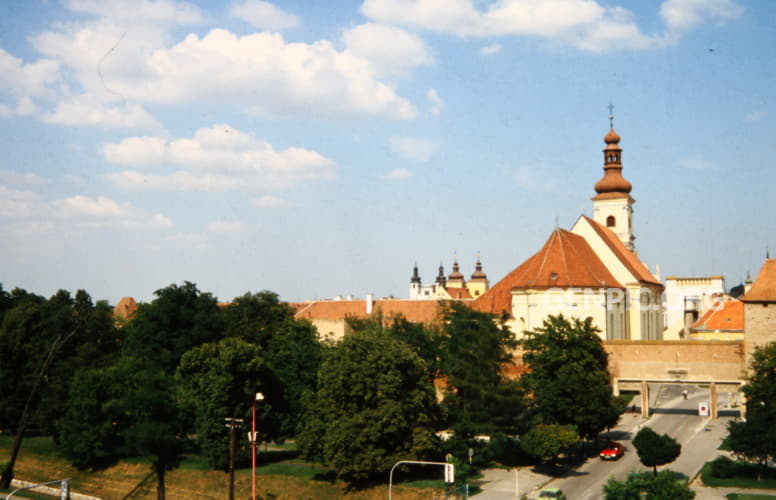 Mestské opevnenie (hradby) - Bernolákova brána a Rímskokatolícky kostol svätého Jakuba (Františkánsky kostol).
