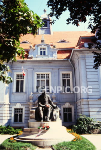 Podunajské múzeum v Komárne - Socha maďarského spisovateľa Móra Jókaiho,