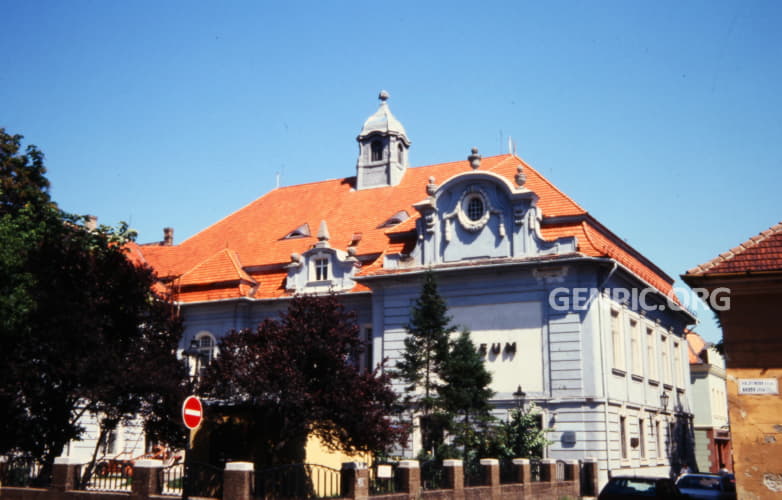 Podunajské múzeum v Komárne - Socha maďarského spisovateľa Móra Jókaiho.