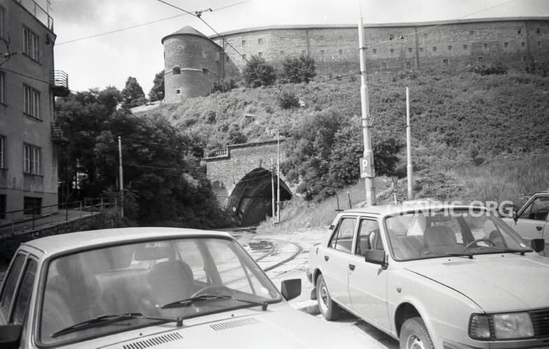 Bratislavský tunel a Bratislavský hrad.