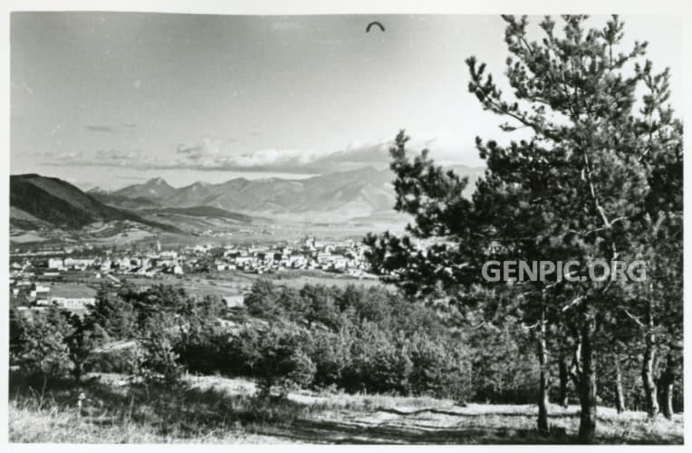 Pohľad z vrchu Hradisko na Žilinu a pohorie Malá Fatra.