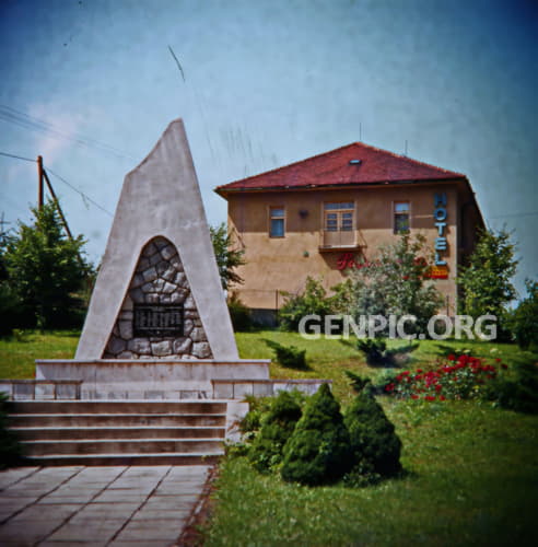 Monument to the victims of World War I and World War II and Hotel Poludnica.