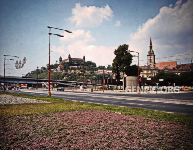 Pohľad na Bratislavský hrad a Dom svätého Martina.