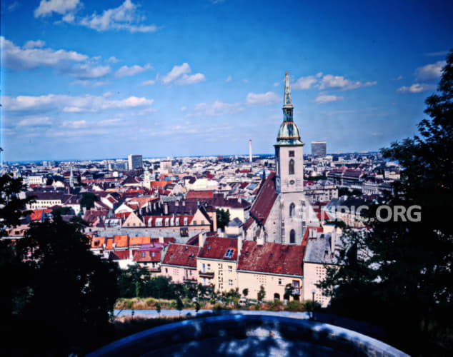 Pohľad na mesto z Bratislavského hradu.