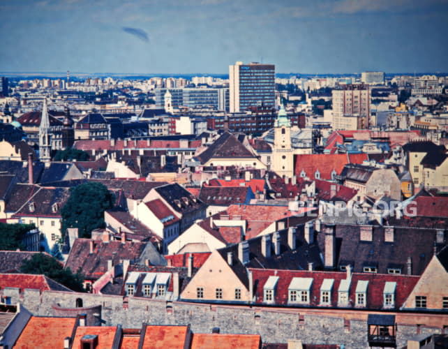 Pohľad na mesto z Bratislavského hradu.