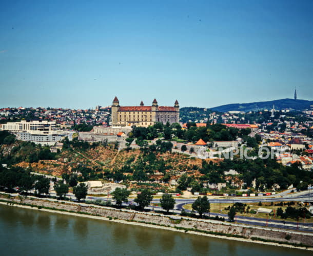Pohľad na mesto z Mosta SNP (UFO) - Bratislavský hrad.