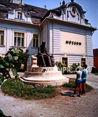 Statue of Mor Jokai.