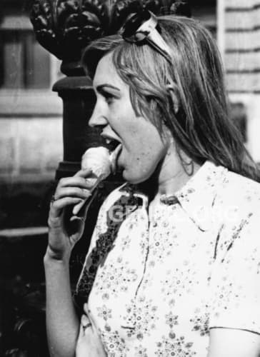 Dievča so zmrzlinou.