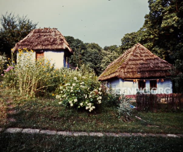 Vihorlatské múzeum - tradičné drevenice so slamenou strechou.