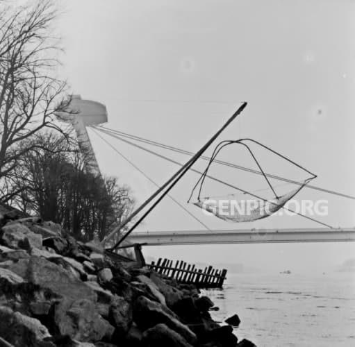 Rybárska sieť na brehu Petržalky - Most SNP vo výstavbe.