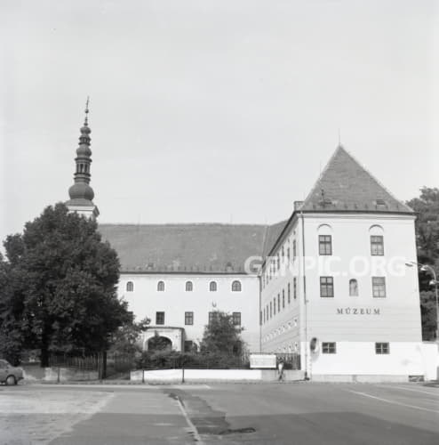 Západoslovenské múzeum.