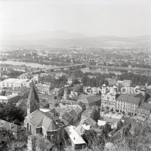 Pohľad z Trenčianskeho hradu na historické centrum mesta.