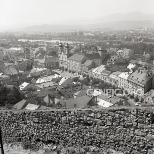 Pohľad z Trenčianskeho hradu na historické centrum mesta.