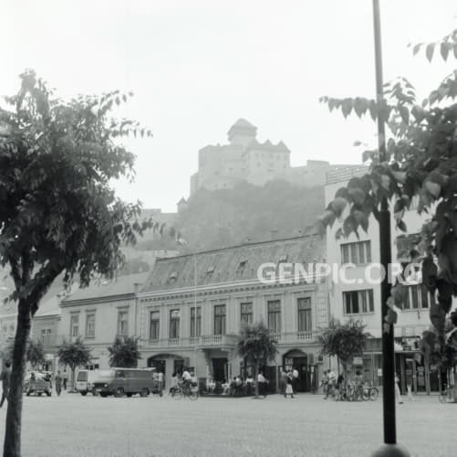 Pohľad z historického centra na Trenčiansky hrad.