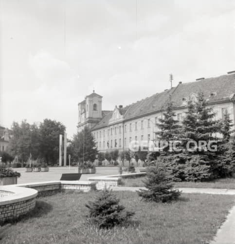 Centrum mesta - Jezuitský kostol svätého Františka Xaverského a Gymnázium F. V. Sasinka.