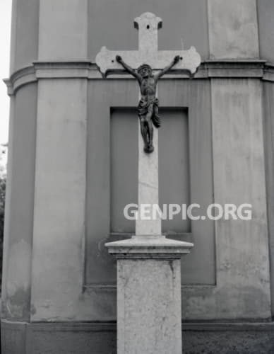 Kríž pred Rímskokatolíckym kostolom svätého Štefana kráľa.