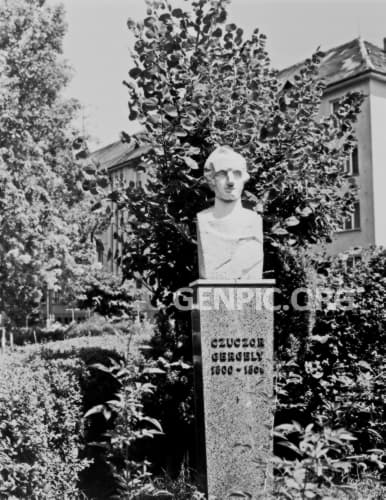 Gergely Czuczor - socha maďarského básnika.
