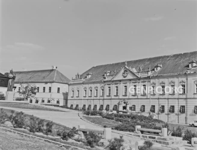 Socha kniežaťa Pribinu a Slovenské poľnohospodárske múzeum.