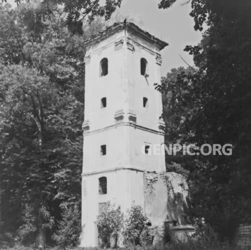 Botanický park - Ruiny (veža) starého kostola.