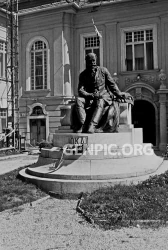 Statue of the Hungarian writer Mor Jokai.