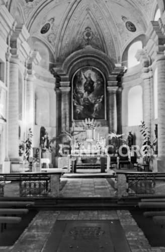Rímskokatolícky farský kostol svätého Michala Archanjela - oltár.
