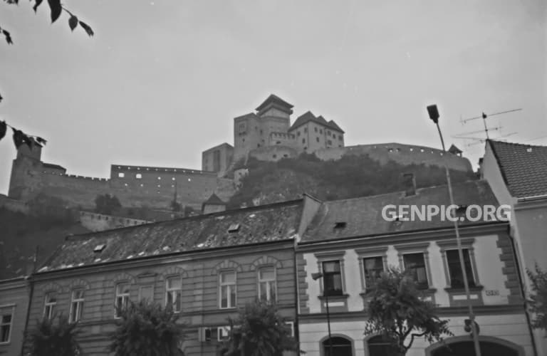 Historické centrum - pohľad na Trenčiansky hrad.
