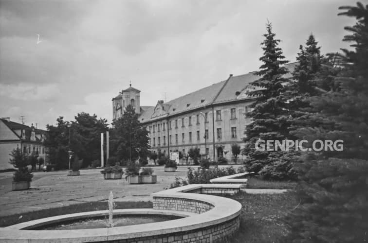 Centrum mesta - Jezuitský kostol svätého Františka Xaverského a Gymnázium F. V. Sasinka.